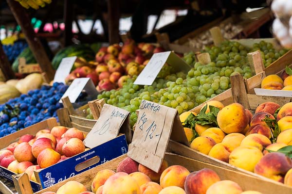 Frisches Obst auf Bauernmarkt in Zadar (Kroatien)